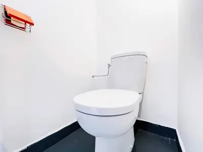 a bathroom with a white toilet in a room at L'Oasis - 3 Pièces centre Cannes in Cannes