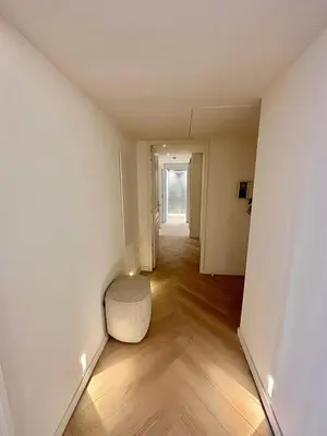 an empty hallway with a stool in a room at CAM0 - appartement 2 chambres en rez-de-terrasse in Cannes