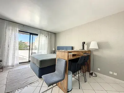 a bedroom with a bed and a desk and a deskablish at Cannes - Studio en plein cœur de Cannes in Cannes