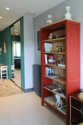 a red book shelf in a room at Appartement 5 min des plages Croisette in Cannes