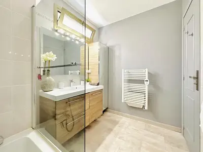 a bathroom with a sink and a shower and a mirror at L'Azur - Appartement 2 chambres - Terrasse in Cannes