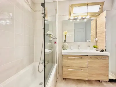 a bathroom with a tub and a sink and a shower at L'Azur - Appartement 2 chambres - Terrasse in Cannes