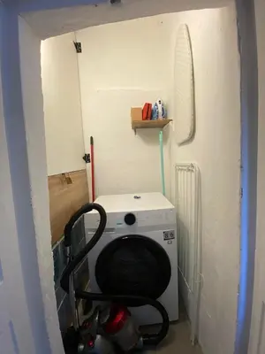 a washer and dryer in a small room at Appartement rénové Cannes Suquet in Cannes