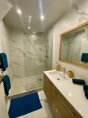 a bathroom with a sink and a shower at Appartement rénové Cannes Suquet in Cannes