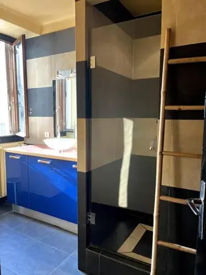 a kitchen with a striped wall with a ladder at Cannes Montfleury grand confort in Cannes