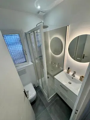 a bathroom with a shower and a toilet and a sink at Joli Appartement 2 pieces Cannes in Cannes