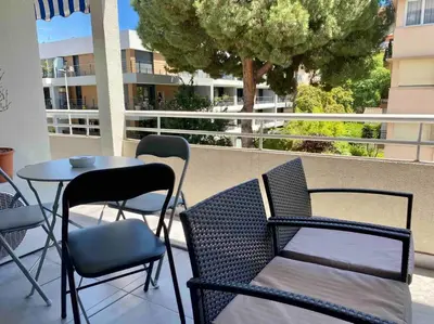 a patio with a table and chairs on a balcony at L'Orangeraie Centre Cannes Martinez, Beau F2 avec terrasse in Cannes