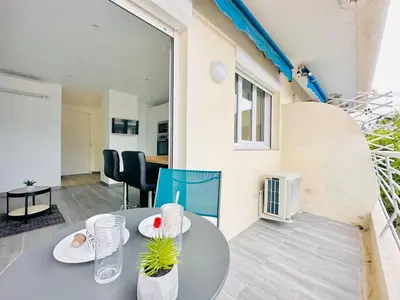 a table and chairs in a living room at Le Royal Carnot - Studio - Cannes Centre Terrasse in Cannes