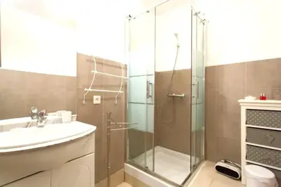 a bathroom with a shower and a sink at Studio charmant au cœur de Cannes avec balcon et parking in Cannes