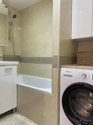 a bathroom with a washing machine and a washer at Vue panoramique, plage à 100m in Cannes