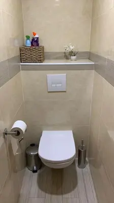 a bathroom with a white toilet and a shelf at Vue panoramique, plage à 100m in Cannes