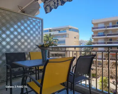 a patio with a table and chairs on a balcony at LA PRESQU'ILE T2 PALM BEACH MOURE ROUGE in Cannes