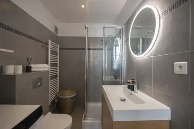 a bathroom with a sink and a shower at Splendide et idéalement situé proche du palais. in Cannes