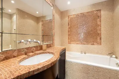 a bathroom with a sink and a bath tub at Suite Jam - Superbe Appartement à Cannes in Cannes