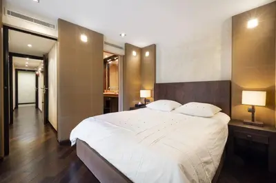 a bedroom with a large white bed and two lamps at Suite Jam - Superbe Appartement à Cannes in Cannes