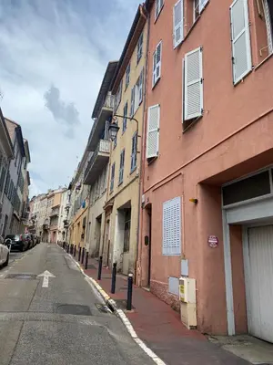 an empty street in a city with buildings at Agréable T2 rénové, Cannes centre, Suquet, plages in Cannes