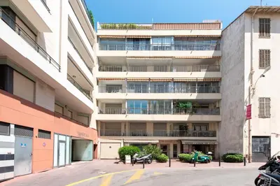 an external view of an apartment building at LE FESTIF splendide studio avec loggia au Carré d'Or in Cannes