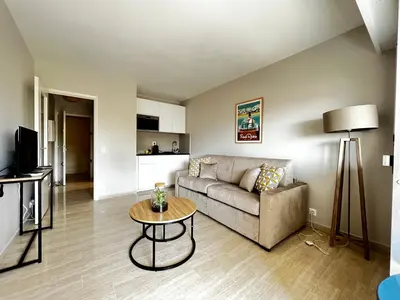 a living room with a couch and a table at La douceur de vivre à Cannes in Cannes