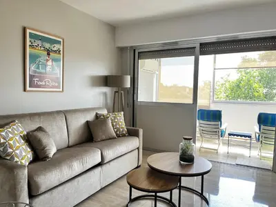 a living room with a couch and a table at La douceur de vivre à Cannes in Cannes
