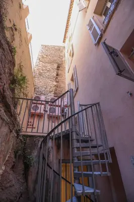 a staircase in an alley between two buildings at IMMOGROOM - Beautiful Duplex - 5 min from the beach - AC - SUQUET in Cannes