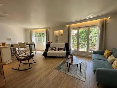 a living room with a couch and a table at Cannes : Appartement rénové proche plage in Cannes