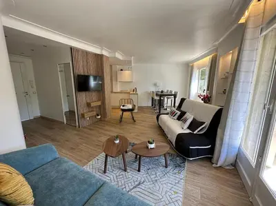 a living room with a couch and a table at Cannes : Appartement rénové proche plage in Cannes