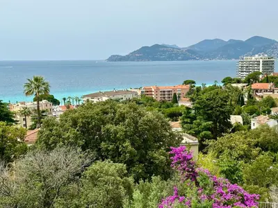 a city with trees and the ocean in the background at Beau T2 avec terrasse vue mer in Cannes