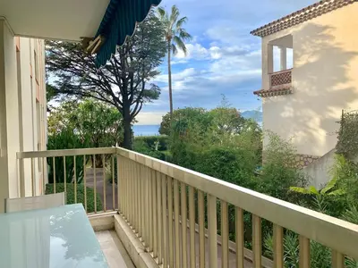 a balcony with a view of the ocean at Appartement front de mer, 80M2 (3P), Piscine & Mer in Cannes