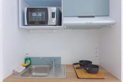 a kitchen counter with a sink and a microwave at LE MIMONT studio central et calme, séjours en couple ou congrès in Cannes