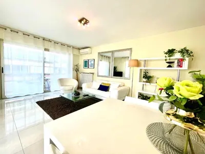 a living room with a couch and a table at Bel appartement Centre ville, mer, Croisette in Cannes
