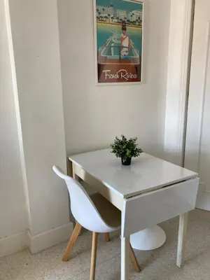 a white desk and a white chair in a room at Studio à 10 min de la croisette et de la mer et 5 min de la gare in Cannes