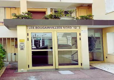 a building with a glass door with the words les bouvellines hotel at Appartement de deux chambres à coucher près de la Croisette à Cannes in Cannes