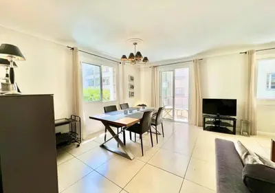 a dining room with a table and chairs at Appartement de deux chambres à coucher près de la Croisette à Cannes in Cannes