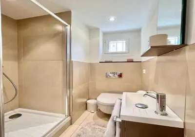 a bathroom with a shower and a toilet and a sink at Appartement de deux chambres à coucher près de la Croisette à Cannes in Cannes