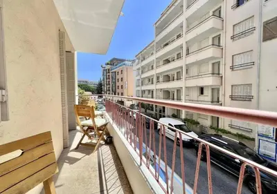 a balcony with a bench and a building at Appartement de deux chambres à coucher près de la Croisette à Cannes in Cannes