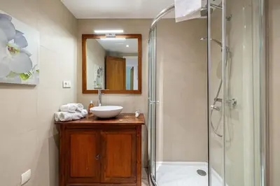 a bathroom with a sink and a shower at 29 CARNOT - Chaleureux appartement avec balcon - centre ville in Cannes