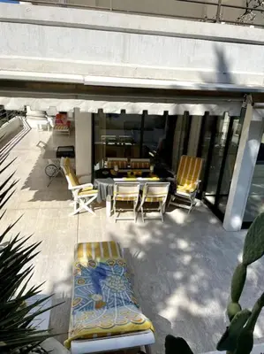 a patio with chairs and a table and a table and chairs at Luxus Wohnung nahe Croisette in Cannes