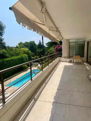 a balcony with a view of a swimming pool at Luxus Wohnung nahe Croisette in Cannes