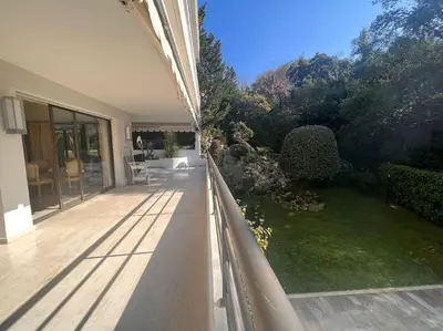 a balcony of a house with a garden at Luxus Wohnung nahe Croisette in Cannes