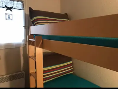 a bunk bed in a small room with a bunk bedutenewayewayangering at Appartement 531 in Cannes