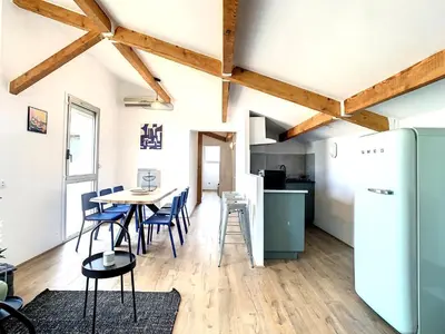 a kitchen and dining room with a table and chairs at Appartement 3 chambres à proximité des plages in Cannes