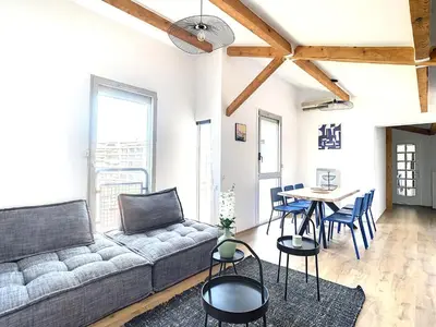 a living room with a couch and a table at Appartement 3 chambres à proximité des plages in Cannes
