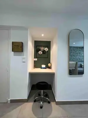 a room with a desk with a chair and a mirror at Superbe 2 pièces, tout équipé centre de Cannes. in Cannes