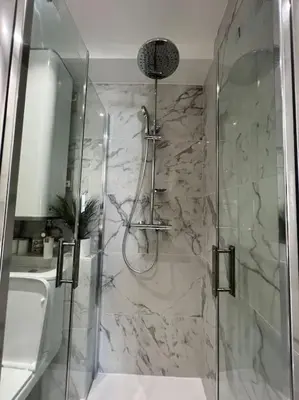 a bathroom with a shower with a glass door at Superbe 2 pièces, tout équipé centre de Cannes. in Cannes