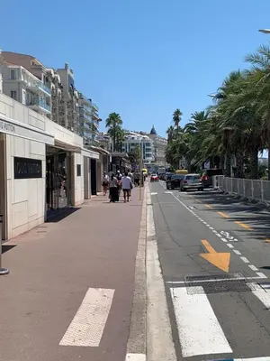an empty street with an orange arrow on the side of the road at TOP Choice Dispo Cannes Croisette Hotel Majestic Plages 1mn Palais 5mn in Le Cannet