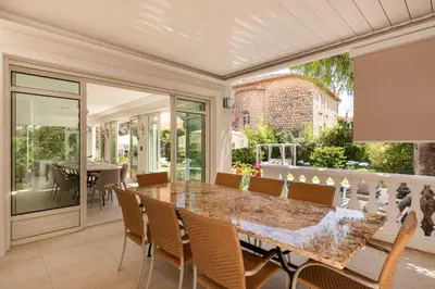 an outdoor dining room with a table and chairs at Luxueuse Villa 7 chambres avec piscine - Cannes in Cannes