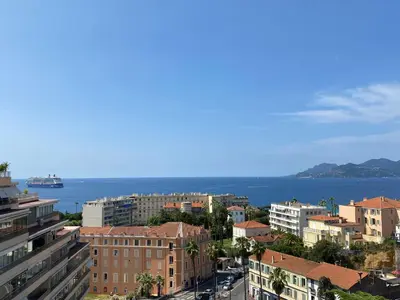 a view of a city with the ocean in the background at Vue mer à couper le souffle - nouveau entièrement rénové in Cannes