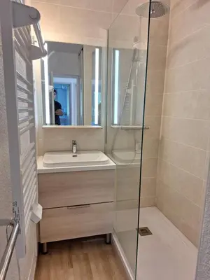 a bathroom with a sink and a shower at 2 pièces climatisé dans résidence avec piscine in Cannes