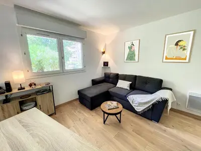 a living room with a couch and a table at Appartement cosy au centre de Cannes in Cannes