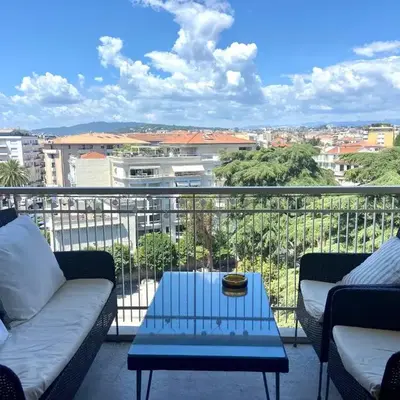 Belle terrasse près du Martinez et des plages!